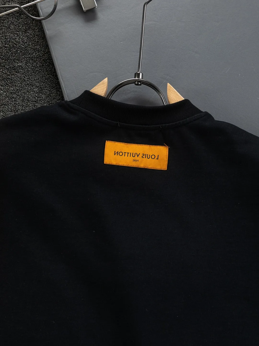🅿️190 Louis Vuitton 1V LV lv slightly wide version S-XL LV 26ss new products are available at counters simultaneously. Multiple craftsmanship. Gold thread jacquard checkerboard letters on the chest🪡 embroidery. Round neck short-sleeved T-shirt, same style for men and women! Consigned to one-to-one creation. Synchronized with the official website, pure cotton fabrics at the counter! It is close to the skin and comfortable, durable and easy to wear. It has a classic and simple logo design and meticulous original craftsmanship. Short-sleeves, a must-have item for men, do not appear to be the same for the general public, but must be unique and eye-catching. This LV short-sleeve is all about quality, comfort, the same shape and fashion as always, including fabrics and cutting techniques. All of them have been made with great effort! 320 grams of washed pure cotton fabric, pure cotton is breathable, very refreshing and comfortable for daily wear. The rib knitting on the neckline is smooth and tight, and the neckline will not be skewed if you toss it at will. The loose version, you will find that it looks really good on the upper body. The overall is minimalist and neat, super versatile for daily use! Pair it casually with a pair of pants for a youthful look. A T-shirt will make your outfit crazy. It is a fashionable item that can never go wrong! Color: Black White Size: S-XL Size chart: S: Shoulder width 50-Bust 56-Length 70 M: Shoulder width 52-Bust 57-Length 72 L: Shoulder width 54-Bust 59-Length 74 XL: Shoulder width 56-Bust 62-Length 76